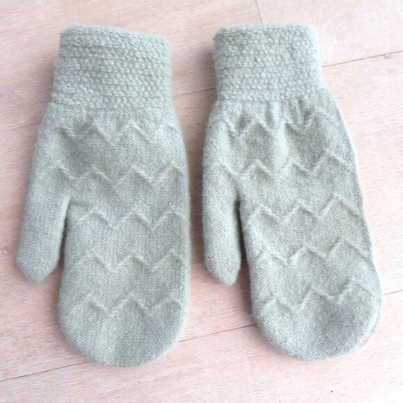 Soft Knit Chevron Pattern Light Green Mittens Warm Winter Gloves Womens OS - Picture 1 of 6